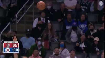 [Highlight] Terance Mann backpedals into a 3 Pointer