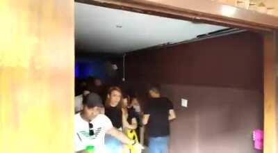 Vídeo mostra policiais encerrando festa em plena pandemia