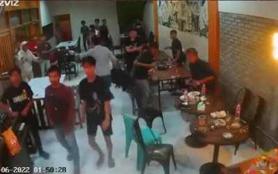 Sedang Nongkrong di Warkop, Belasan Polisi di Makassar Diserang Geng Motor