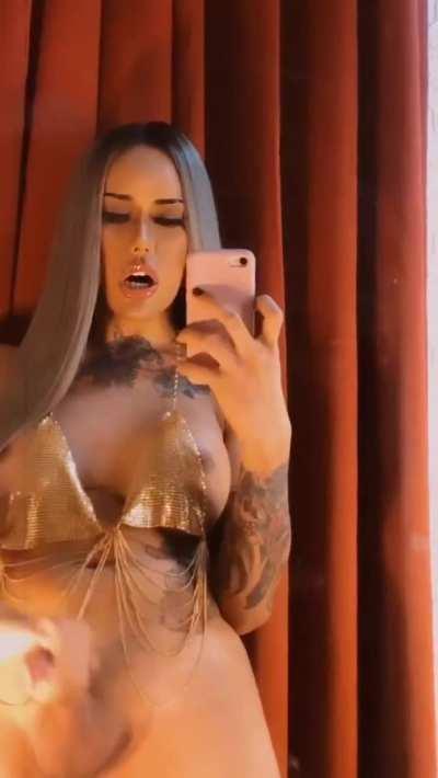 Amadora Fox makes herself cum 💦