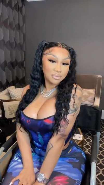 damnn she look sooo good🥴🥴😩