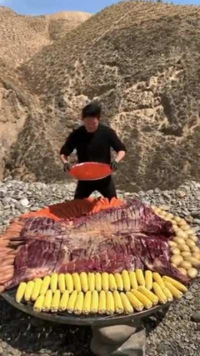 La parrillada es un plato que consiste en un surtido de carne, pescado, marisco o verdura que se asa a la parrilla.