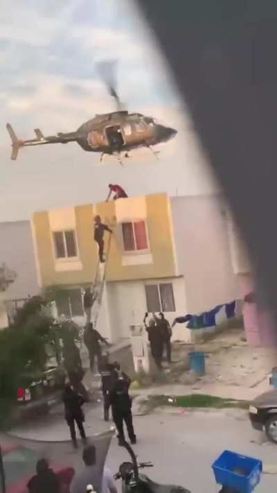 Criminal tries to escape through the roofs but is apprehended by the police in Zuazua, Mexico.