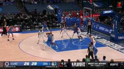 [Highlight] Luka Doncic beats the buzzer with a heavily contested mid-range to give him 13 points in the 1st