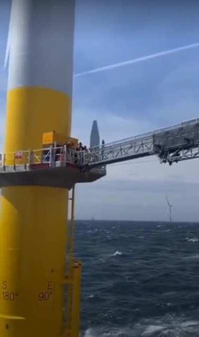 People mover for wind turbines in the North Sea