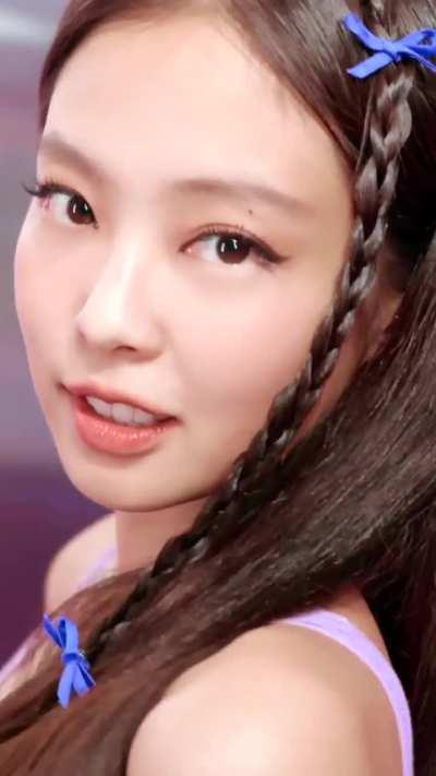 Jennie in purple 💜 It's suits her!