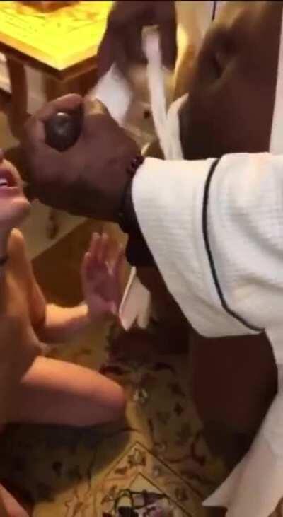 recibiendo la hostia del padre