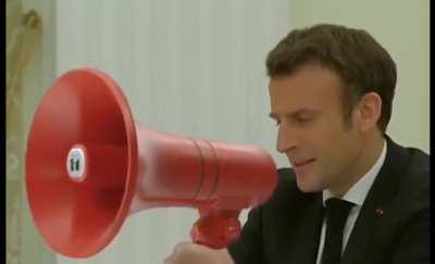 A meme bout yesterday Putin's and Macron's (Macaron) Meeting
