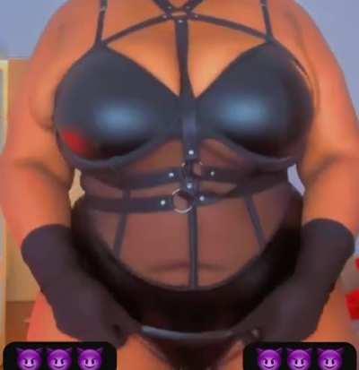 Feeling for some attention 🖤🖤