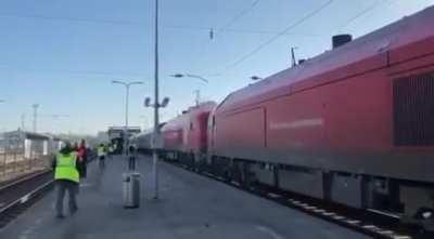 At the railway station in Vilnius, when the Moscow-Kaliningrad train stops, an announcement about the war in Ukraine sounds over the loudspeaker: 