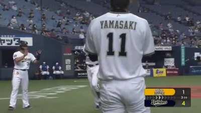 Adam Jones hammers a 2-run shot at the top deck of Kyocera Dome in the 3rd inning for his 4th homerun of the NPB season.