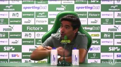 Abel cobrando a torcida do Palmeiras igual uma namorada tóxica