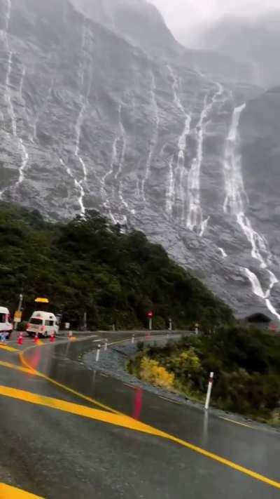 🔥 A place in New Zealand where many waterfalls follow the slopes of a mountain - 📷 by @rajdeep_jimmy on insta