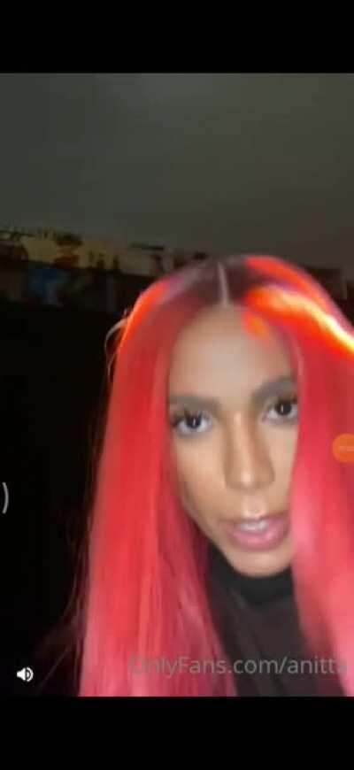 Anitta pagando peitinho