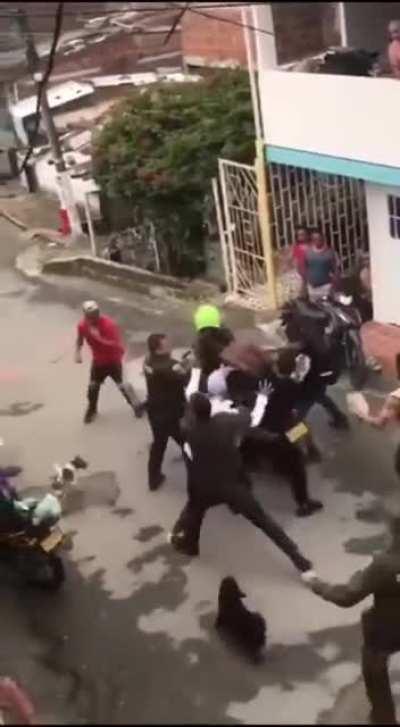 How Colombians React Towards Neighborhood Thieves...