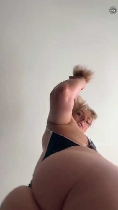 I heard you like thicc booties on your face!