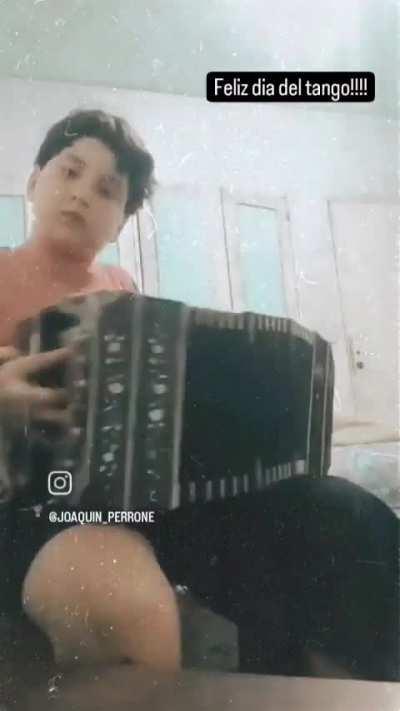 Acá les dejo un nene tocando un tangazo. Si gustan, pueden seguirlo en Instagram.