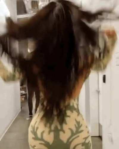 Kylie Jenner’s ass jiggle while she walks