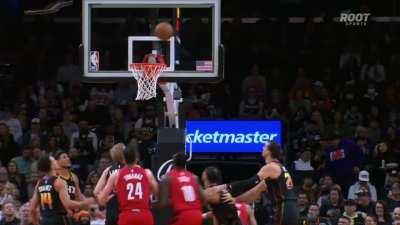 [Highlight] Shaedon Sharpe spends an eternity in the air to get the up-and-under finish