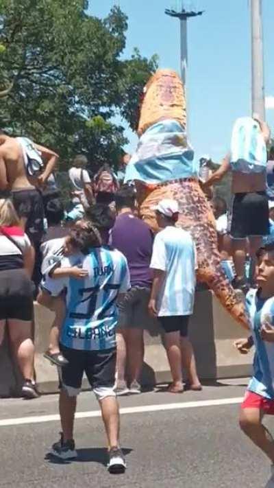 Dellepiane y General Paz. Dinosaurio espera ver a Messi.