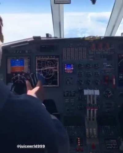 Juice wrld driving a plane 😭😭