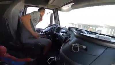 Türk seyahat ederken bir Uygurla tanışıyor “Mende Turkem” “Bir kan” (Credit: Berkoo)