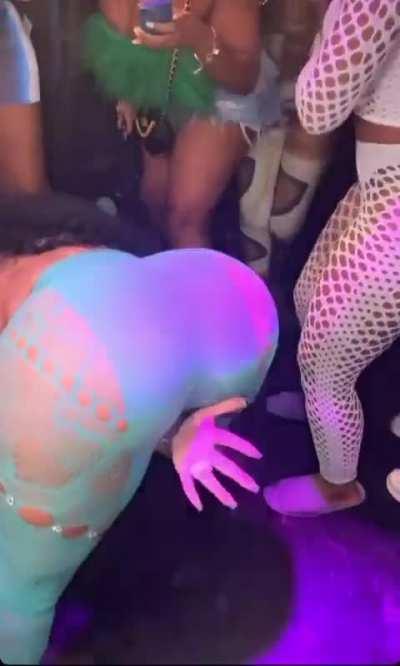 Ari Fletcher shaking ass with Caresha