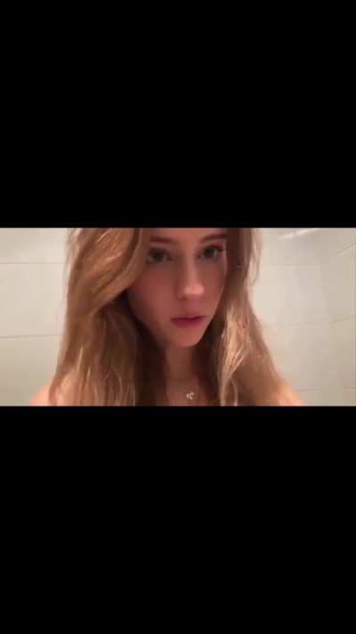 Headphones on. Voulme up 🔊 Mira004 😏