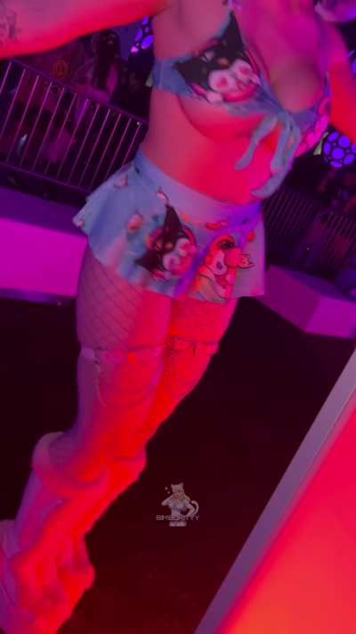 Showing off my fake body at raves 💕