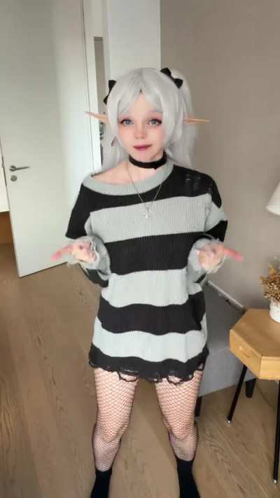 Goth Frieren cosplay