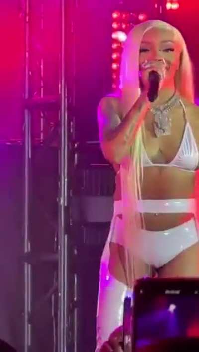 🐱 poking out at her concert