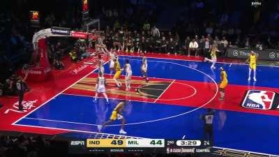 [Highlight] Tyrese Haliburton with an incredible pass somehow finding Obi Toppin for 3