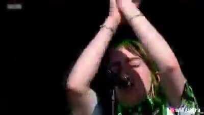 Primer cumbión en vivo de billie eyelash