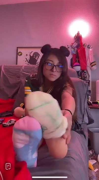 @alexavlley peeling her sock, the ultimate tease 😩