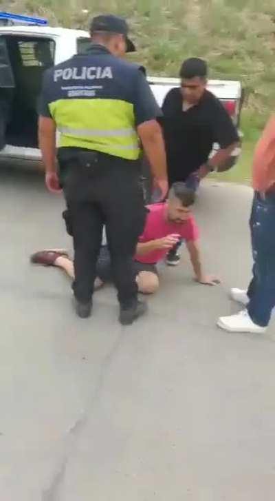 Desplegaron una bandera en contra de los agroquímicos en el acto de Alberto y se los llevaron detenidos