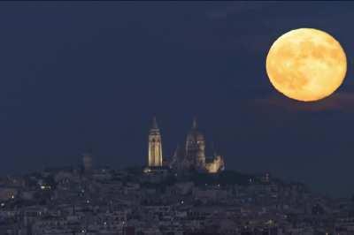 Moonrise behind the Sacr&eacute; Coeur basilica in Paris