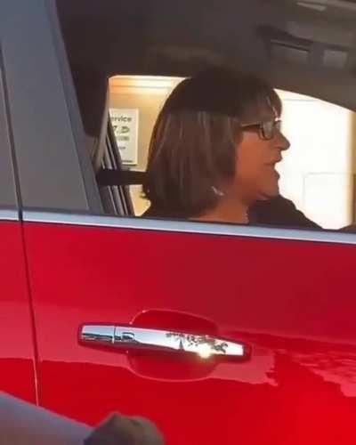 Racist Karen Makes A Complete Fool Of Her Self