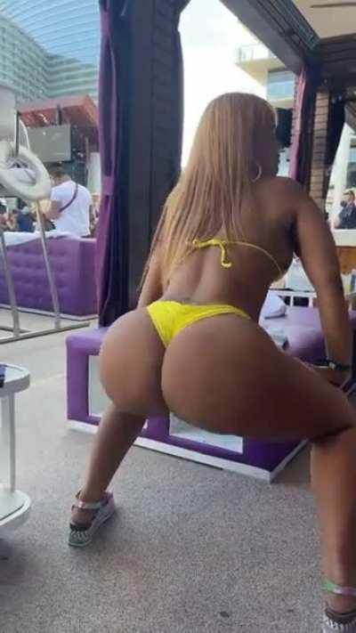 Cheeks just be Moving 😍