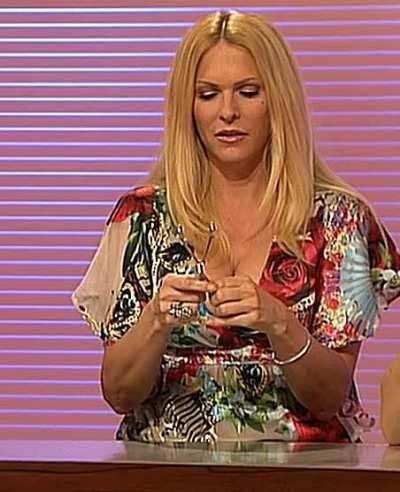 Sonya Kraus fallen die Möpse fast aus dem Kleid