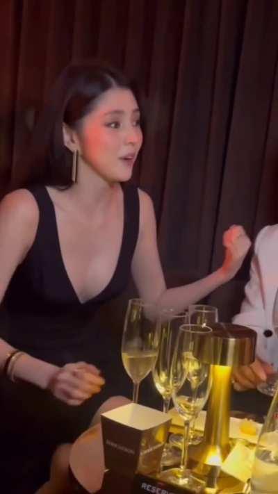 I Challenge Y'all Degenerates to make a hot women so comfortable until she won't have the urge to cover her breasts every 5 seconds 