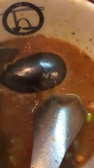 Ресторанчик в Японии предлагает посетителям горячие стальные яйца, если ваш супчик остыл. Поскольку яйца отдельно - они явно не принадлежат Чакэ...