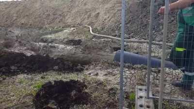 Draining the pipe for mud