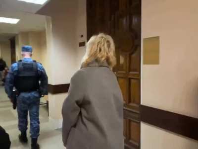 18-летннюю уличную певицу Наоко, задержанную за исполнение песен Монеточки и Noize MC, доставили в Дзержинский районный суд Петербурга