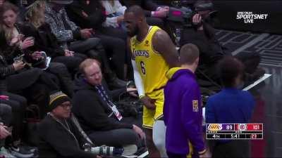 [Highlight] LeBron heads to the locker room with an apparent groin injury