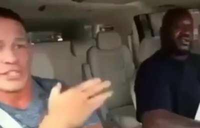 Jhon China cantando junto al viejas