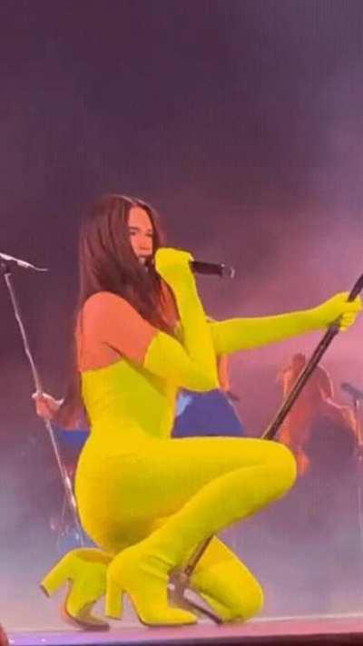 I need Dua Lipa to grind my cock like that
