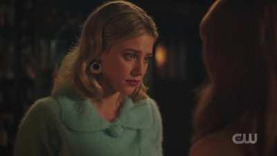 Lili & Madelaine kissing scene