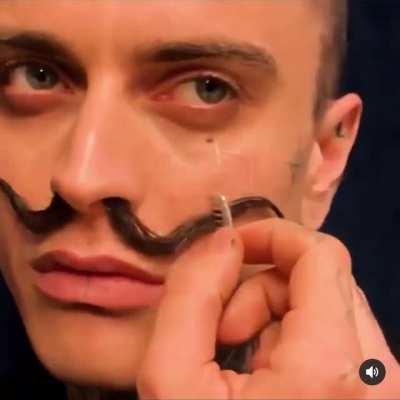 Не усики, а пропуск в трусики ☝