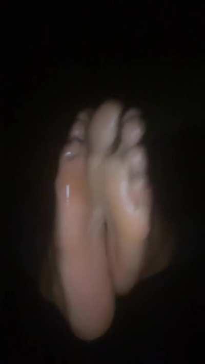 Can I rub my feet on you cock😩😊