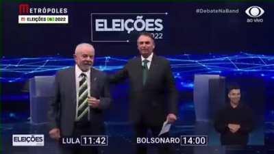 Lula diz que vai revogar os sigilos de 100 anos, Bolsonaro fica mudo, põe a mão nele e Lula reage com maestria.